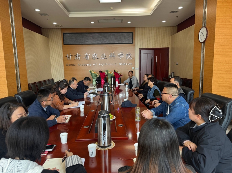 菊韵生枝，情暖桑榆；共话重阳，初心依旧